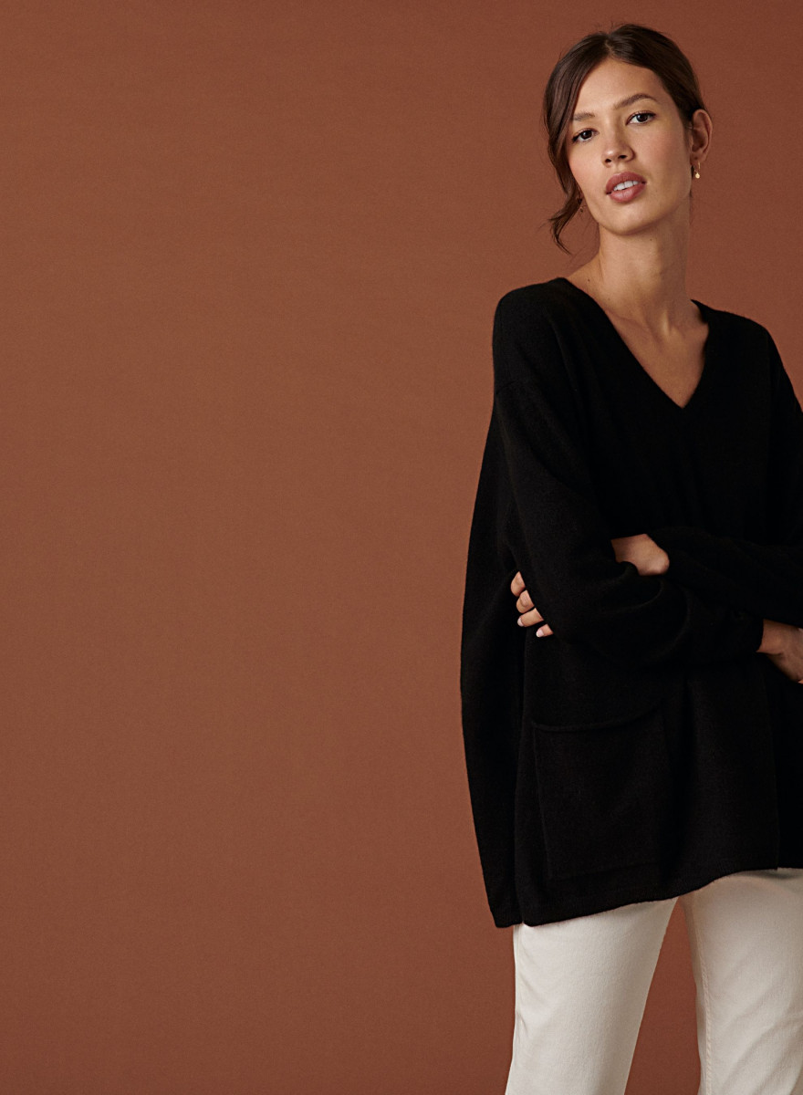 V-neck cashmere sweater with side slits - Accacia V-neck cashmere sweater with side slits - Accacia