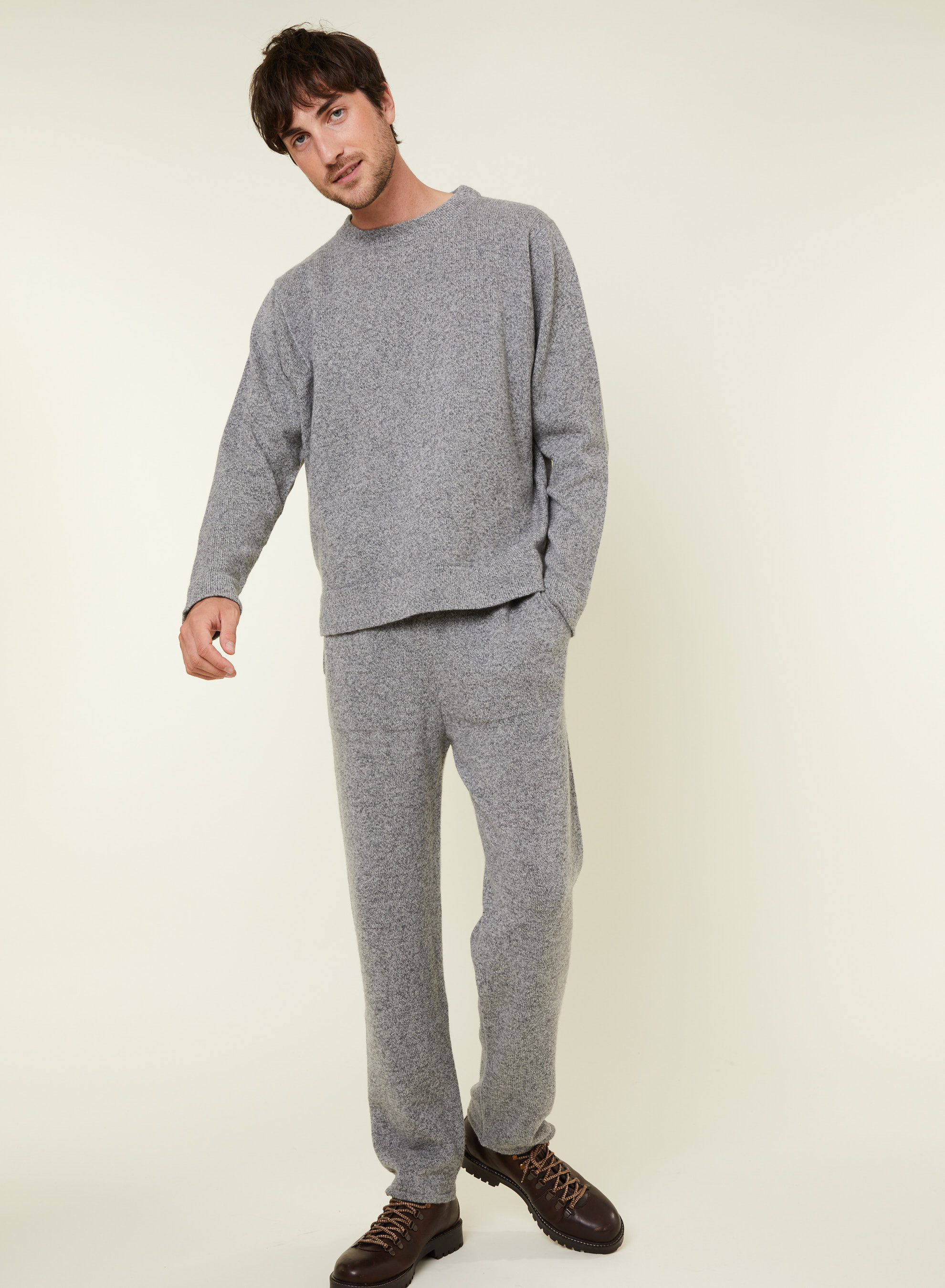 https://montagut.jp/30538-thickbox_default/pants-with-pockets-in-wool-and-cashmere-fabri.jpg